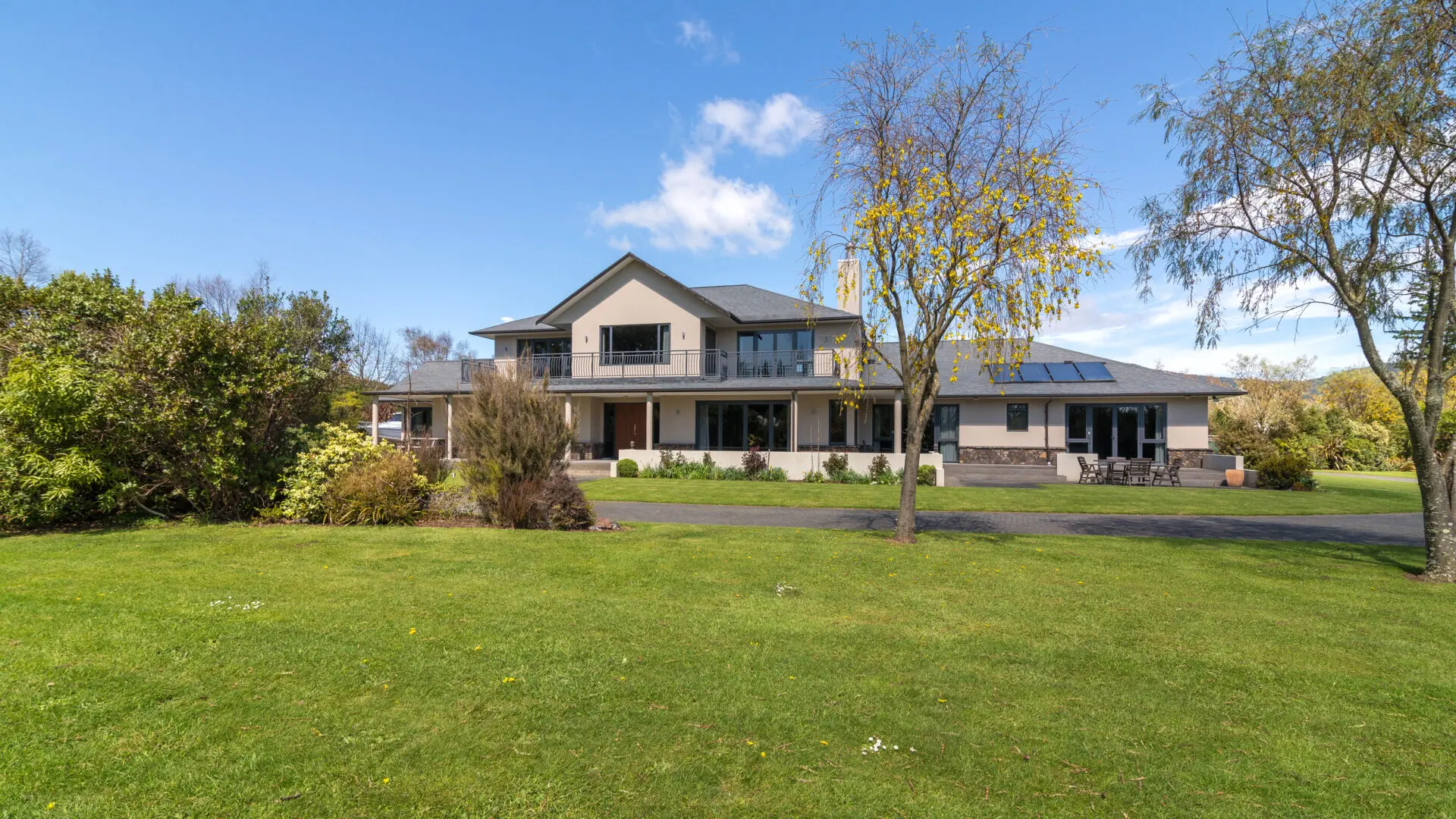 Luxury bed and breakfast with large, beautiful garden